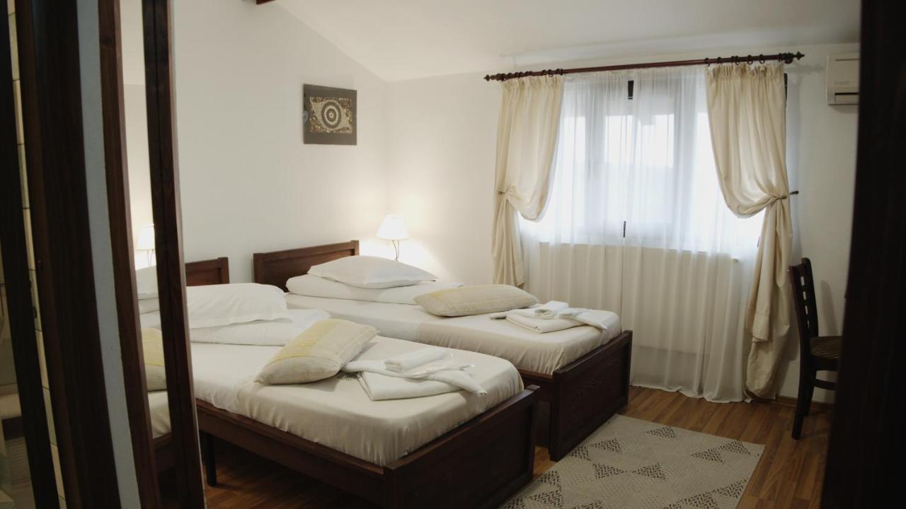 Hotel Casa Colinelor Urlati Esterno foto