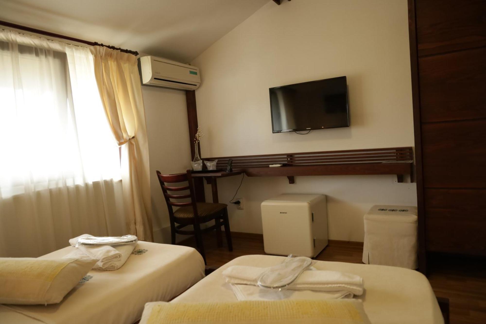 Hotel Casa Colinelor Urlati Esterno foto