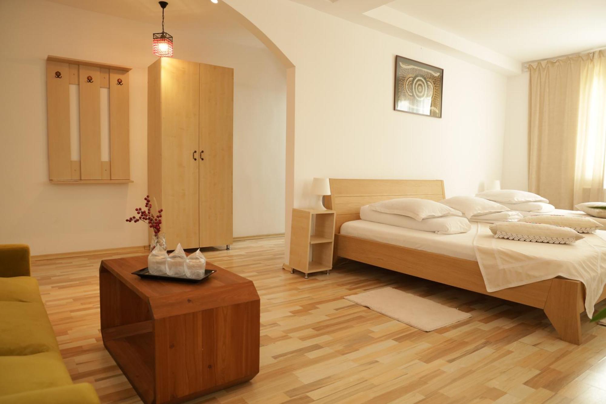 Hotel Casa Colinelor Urlati Esterno foto