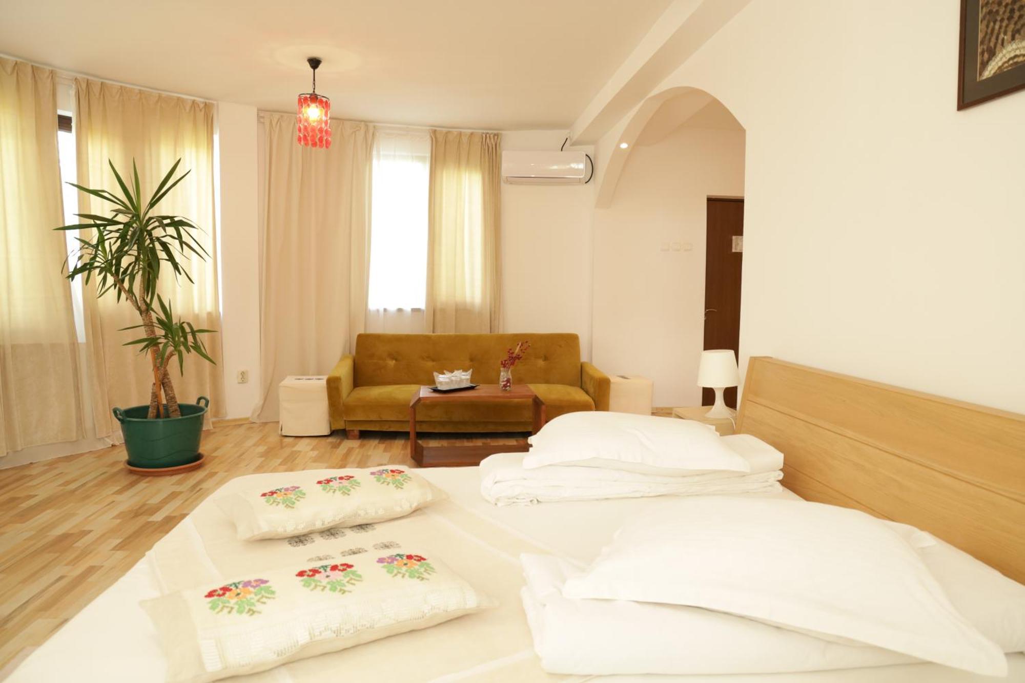 Hotel Casa Colinelor Urlati Esterno foto